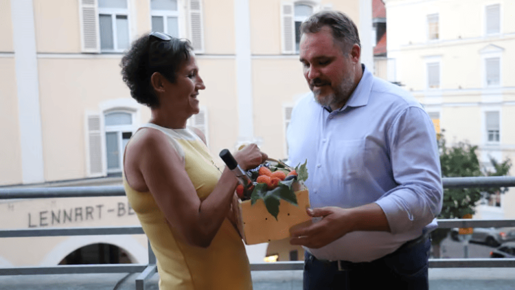 Kreisvorsitzende Angelika Fotiadis bedankt sich bei Daniel Föst (MdB). Die FDP hat zum Sommerempfang geladen. (Foto: Ronja Straub)