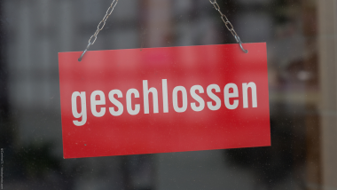 Ein Geschlossen-Schild vor einem Einzelhandelsgeschäft.